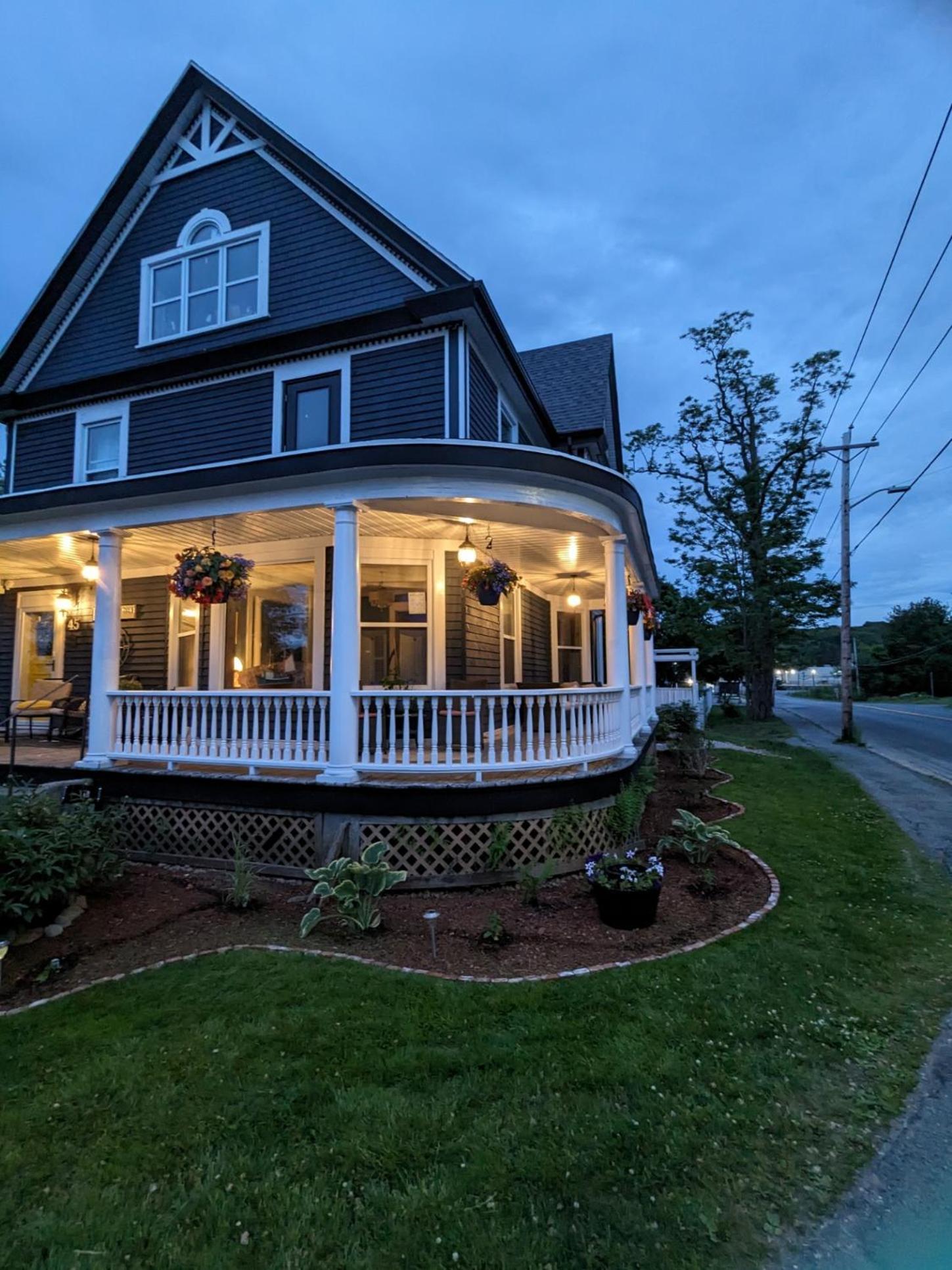ROSE & THISTLE B&B LUNENBURG | CANADA | SEASON DEALS FROM $125